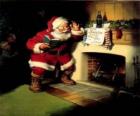 Papai Noel lendo uma nota penduradas da lareira