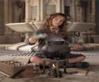 Hermione Granger, amiga de Harry, fazendo uma poção