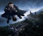 Harry Potter voando com sua vassoura mágica