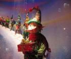 Elfos de Santa Claus transportando a caixa dum presente