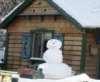 Boneco de neve perto de uma casa