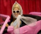 Barbie dirigindo sua carro