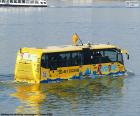 Ônibus anfíbio da cidade de Budapeste, navegando no Danúbio