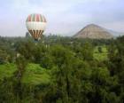 Balão na paisagem com passageiros