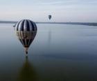 Balão voando sobre água