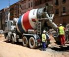 Lançando o concreto do caminhão