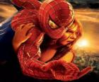 Spiderman com uma garota nos braços pendurados de uma teia de aranha pelo céu da cidade