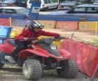 Menina condução de um quad