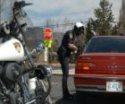 Motorizada policial com sua moto e colocar uma multa a um condutor