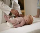 Pediatra explorar um bebê