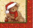 Ursinho de pelúcia com lenço e chapéu de Papai Noel