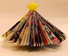 Árvore de Natal feitas de folhas de revistas e uma estrela amarela na ponta