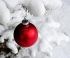 Bola Natal pendurados em árvore