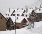 Paisagem de neve pequena aldeia de montanha