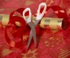 Ferramentas para embrulhar presentes de feriado: tesoura, papel e fita para o laço
