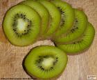 Um Kiwi corte em fatias pronto-a-comer