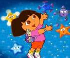 Dora brincar com algumas estrelas