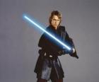 O jovem Anakin Skywalker com seu sabre de luz