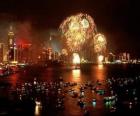 Fogos de artifício em comemoração do Ano Novo em Hong Kong