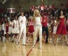 Gabriella Montez (Vanessa Hudgens) Troy Bolton (Zac Efron), Ryan Evans (Lucas Grabeel), Sharpay Evans (Ashley Tisdale) dançando e cantando