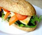 Um bom sande ou sanduíche de pão integral com bar, com muitos ingredientes variados