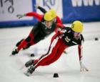 Três patinadores em uma corrida de patinação ou patinagem de velocidade