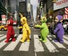 Po, Laa-Laa, Dipsy e Tinky-Winky de atravessar uma rua