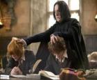 Professor Severo Snape, estudando e Harry Potter Ron Weasley