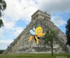 Maya the Bee na frente de um templo maia