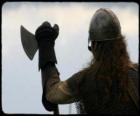 Viking assistindo armado com um machado