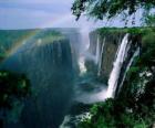 As Cataratas Vitória ou Quedas Vitória, no rio Zambezi, na fronteira da Zâmbia e Zimbábue