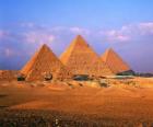 A Grande Pirâmide de Gizé, no centro, juntamente com dois outras importantes pirâmides do complexo da necrópole de Gizé, nos arredores do Cairo, Egipto