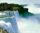 Cataratas do Niágara, cachoeiras volumosas na fronteira entre o Canadá ea E.U.A.
