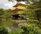 Bela casa estilo oriental madeira uma única planta, com o seu jardim paisagístico