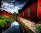 Casas vermelhas ao lado de um canal