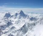 Monte Everest é a montanha mais alta do planeta, com 8.850m. Ele está localizado no Himalaia, na Ásia, e marca a fronteira entre o Nepal ea China.