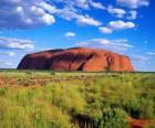 O monólito enorme de Uluru Parque Nacional Uluru-Kata Tjuta, Austrália.