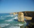 Doze Apóstolos, é um conjunto de agulhas de pedra calcária que projeta-se no mar ao largo da costa de Port Campbell National Park, em Victoria, Austrália.