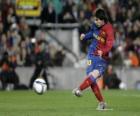 Lionel Messi chutar uma bola