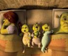 A família de Shrek, Fiona e três ogres jovem na cama.