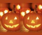 abóbora de Halloween com um rosto esculpido e uma vela acesa dentro ou Jack-o'-lantern