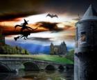 Castelo encantado na noite de Halloween com a bruxa voando em sua vassoura mágica
