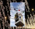 operador colocando luzes decorativas do Natal