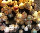 conjunto de bolas de Natal com diferentes decorações 