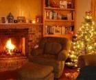 A sala de uma casa na noite de Natal sobre o fogo ea árvore com os presentes