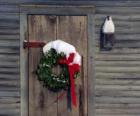 Coroa de Natal pendurada na porta de uma casa