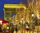 Os Campos Elísios decorada para o Natal com o Arco do Triunfo ao fundo. Paris, França