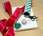 Presentes de Natal decorativas com fita e tesoura