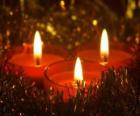 Três velas de Natal com pavio queima