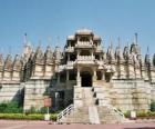 Templo de Ranakpur, o maior templo jainista na Índia. Templo, construído em mármore